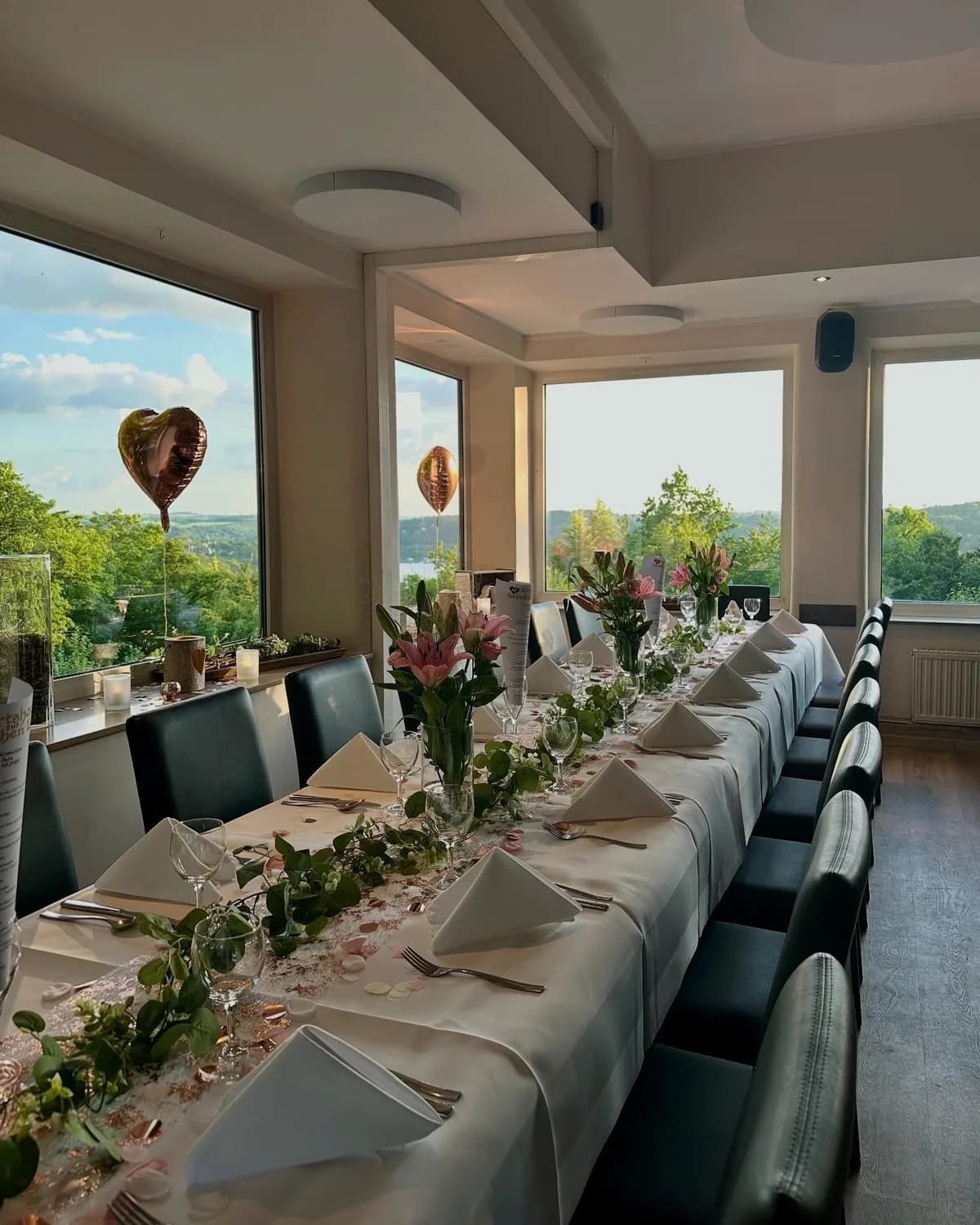 Outdoor-Hochzeitstafel mit Blick über den Baldeneysee