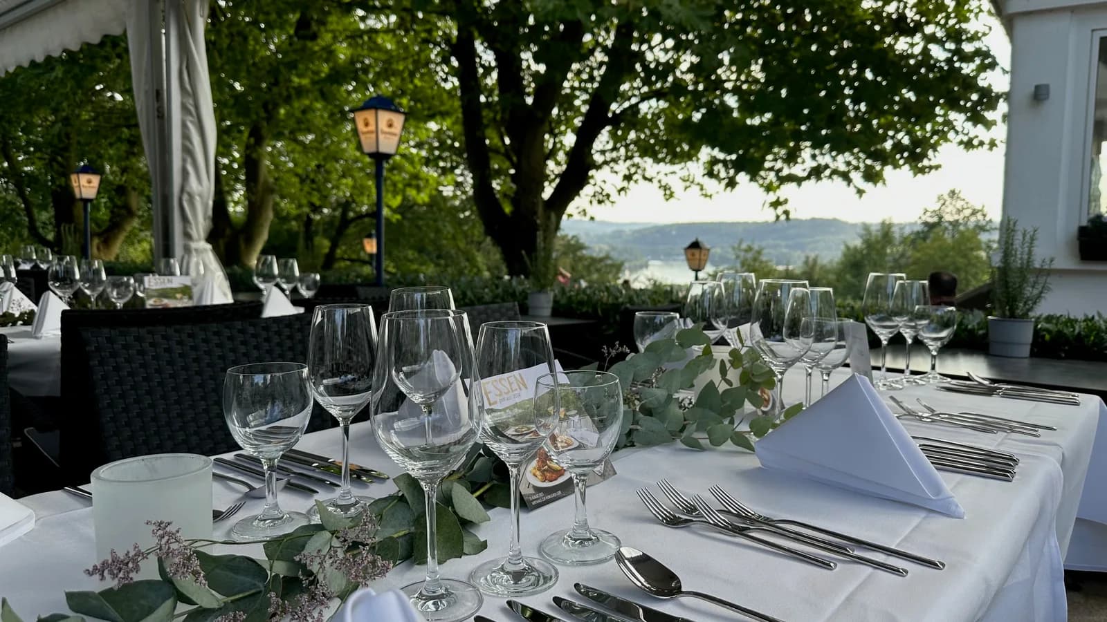 Hochzeitstafel im Restaurant mit Herzballon und Blick auf das Ruhrtal