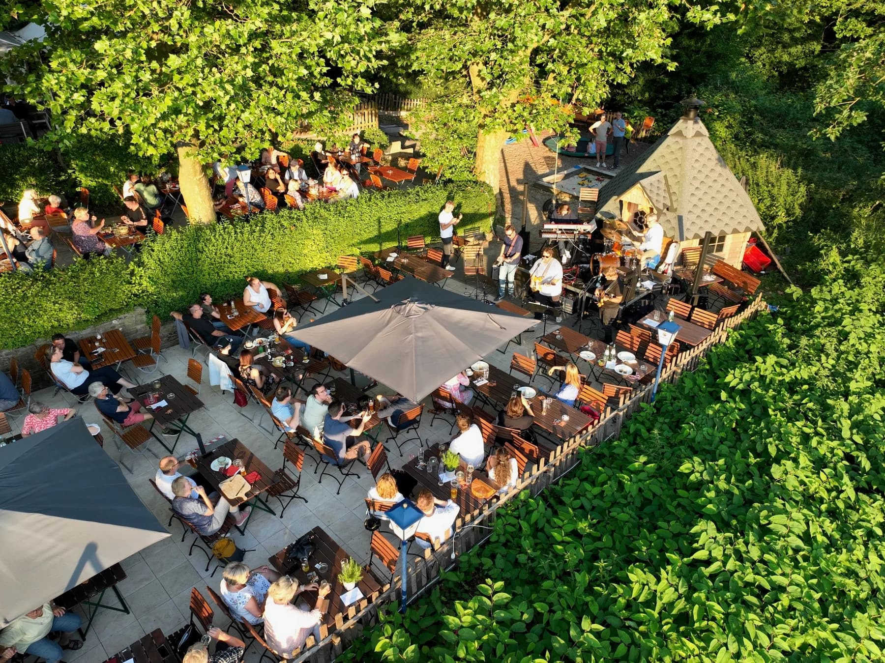 Elegant gedeckte Hochzeitstafel mit roségoldenen Herzballons und Panoramablick auf den Baldeneysee