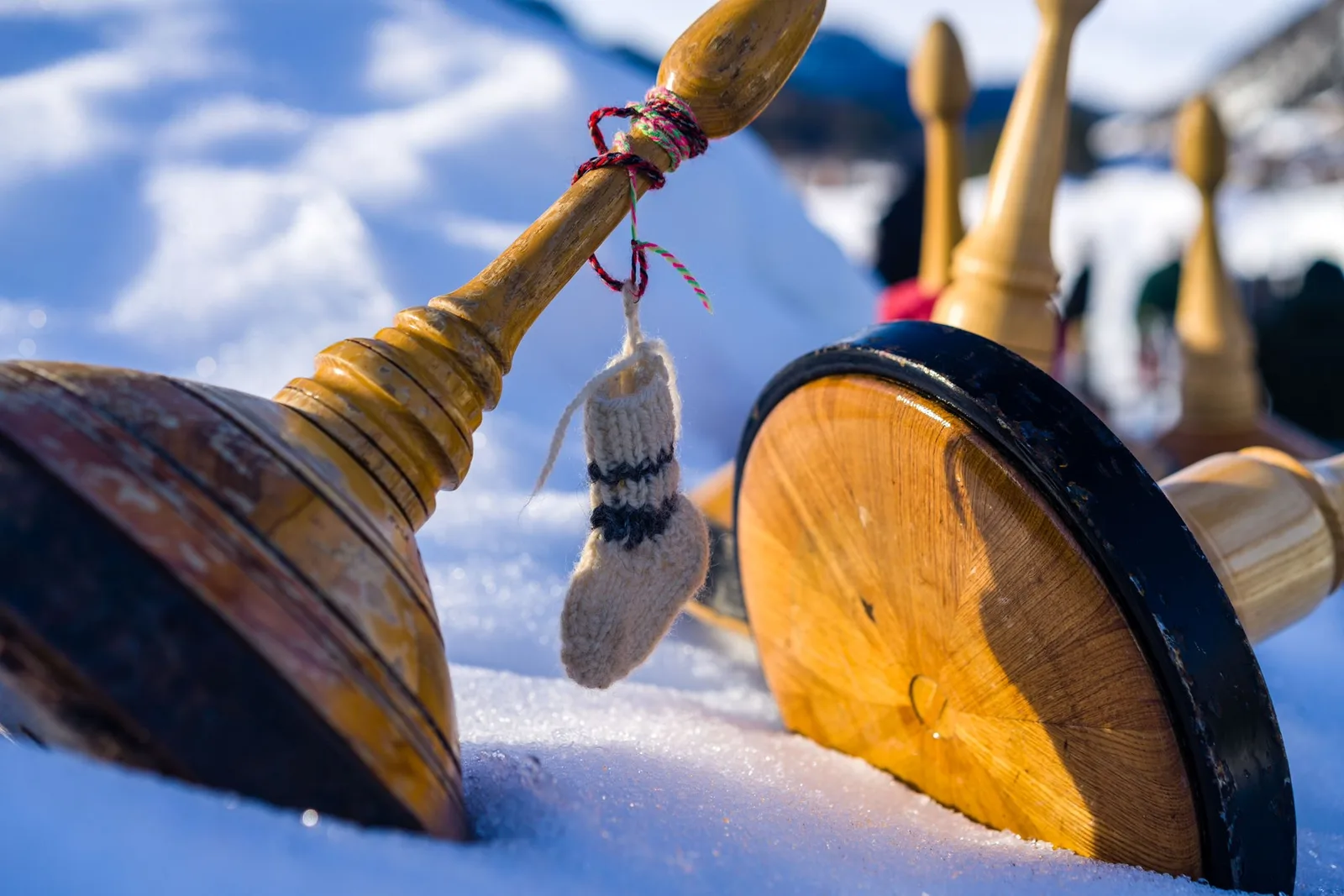 Eisstöcke aus Holz auf der Eisstockbahn im Schnee bei winterlichem Sonnenschein
